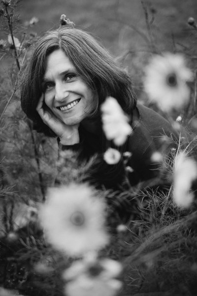 seance-photo-solo-lr-studio Séance photo femme souriante dans un champ de fleur en noir et blanc par LR Studio