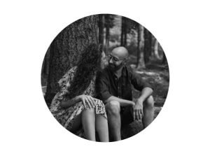 Séance couple amoureux dans la forêt