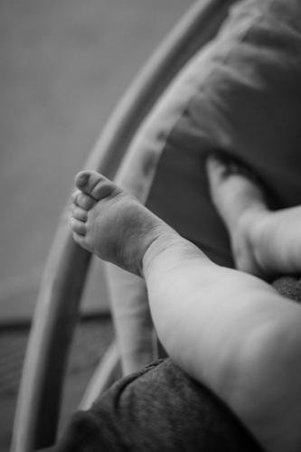seance-photo-lr-studio-famille-bebe-pied