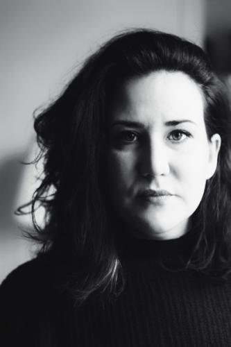 seance-photo-lr-studio-portrait-solo-femme-noir-et-blanc