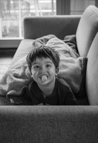 seance-photo-lr-studio-jeune-enfant-fripouille-noir-et-blanc
