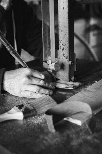 atelier d'un artisan coutelier avec sa forge ses machines ses outils bricolage