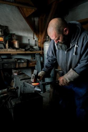 atelier d'un artisan coutelier avec sa forge ses machines ses outils bricolage