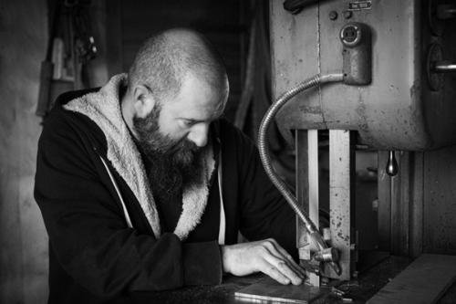 atelier d'un artisan coutelier avec sa forge ses machines ses outils bricolage