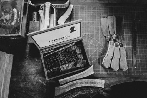 atelier d'un artisan coutelier avec sa forge ses machines ses outils bricolage