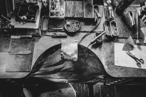 atelier d'un artisan coutelier avec sa forge ses machines ses outils bricolage