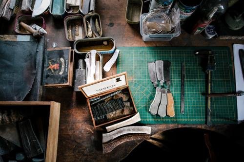 atelier d'un artisan coutelier avec sa forge ses machines ses outils bricolage