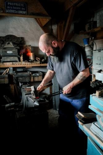 atelier d'un artisan coutelier avec sa forge ses machines ses outils bricolage