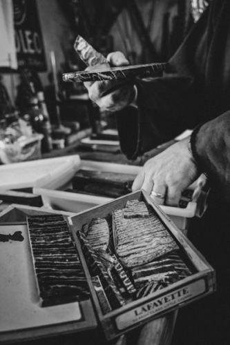 atelier d'un artisan coutelier avec sa forge ses machines ses outils bricolage