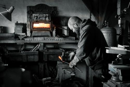 atelier d'un artisan coutelier avec sa forge ses machines ses outils bricolage