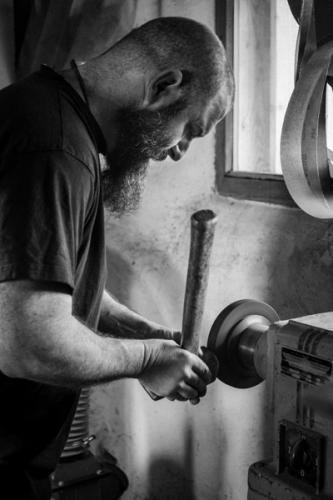 atelier d'un artisan coutelier avec sa forge ses machines ses outils bricolage