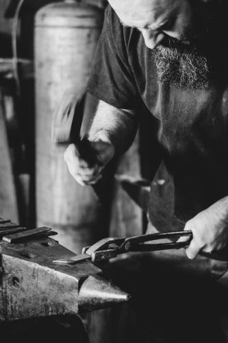atelier d'un artisan coutelier avec sa forge ses machines ses outils bricolage