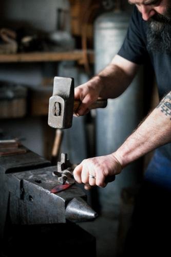 atelier d'un artisan coutelier avec sa forge ses machines ses outils bricolage