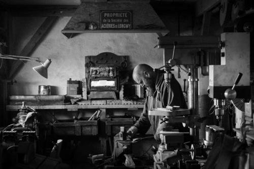 atelier d'un artisan coutelier avec sa forge ses machines ses outils bricolage