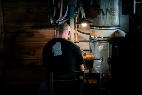 atelier d'un artisan coutelier avec sa forge ses machines ses outils bricolage