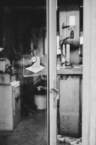 atelier d'un artisan coutelier avec sa forge ses machines ses outils bricolage
